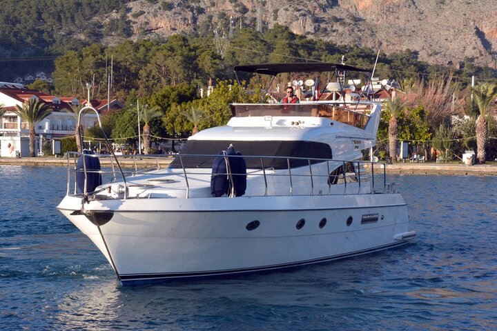 Private 2-Hour Bosphorus Cruise with Yacth